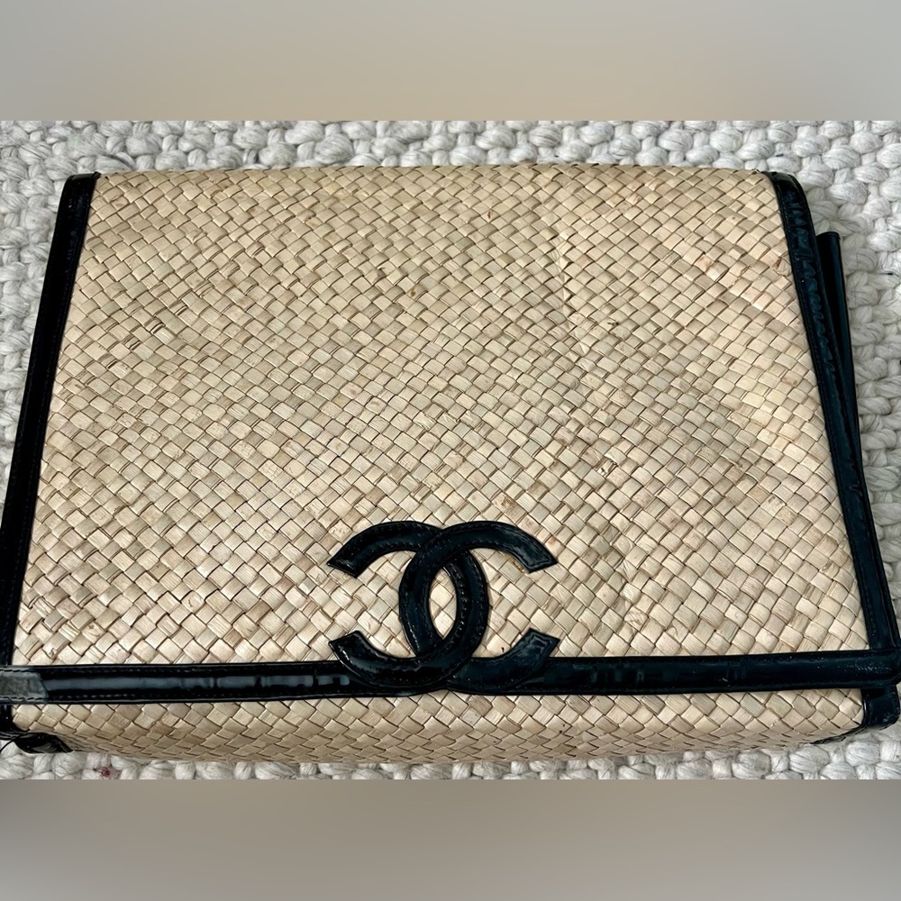 RARE AUTHENTIC VINTAGE CHANEL Rattan Flap Clutch Patent CC Logo